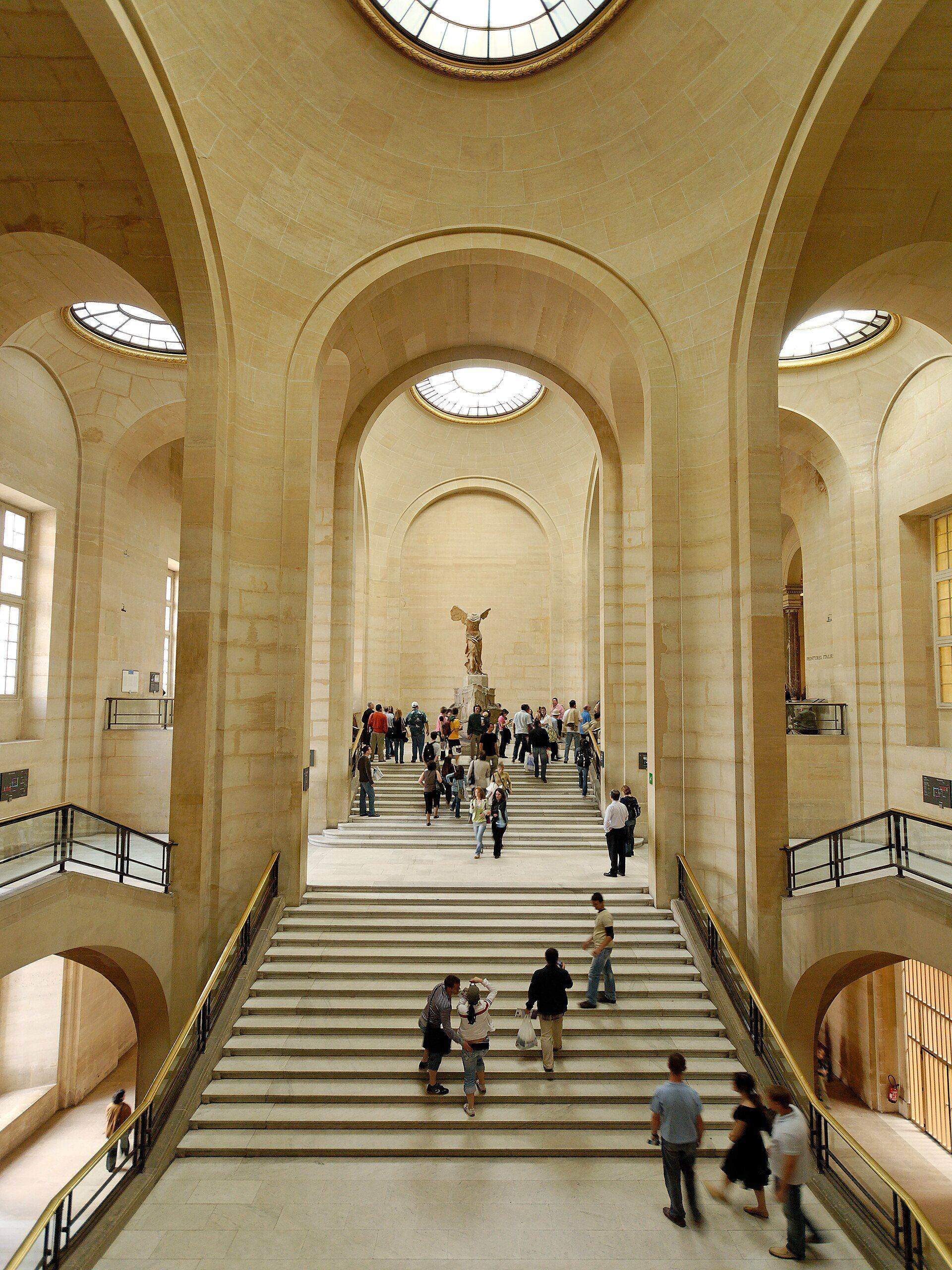 Escalier Daru et Victoire de Samothrace au musée du Louvre