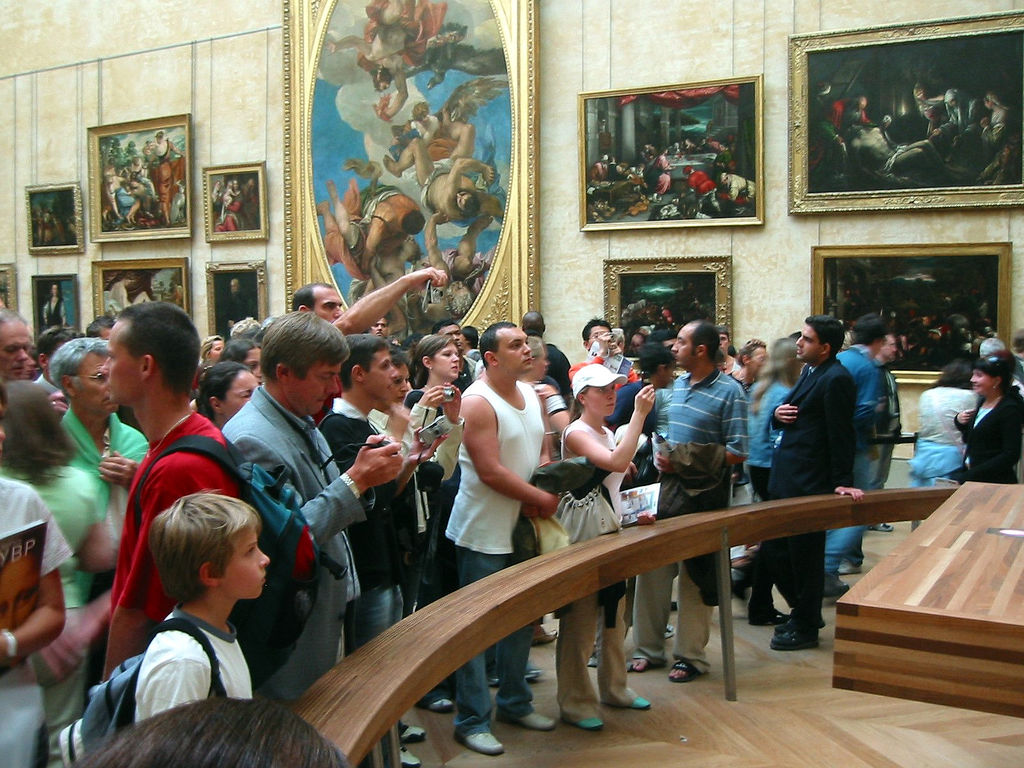 Visiteurs devant la Joconde au musée du Louvre