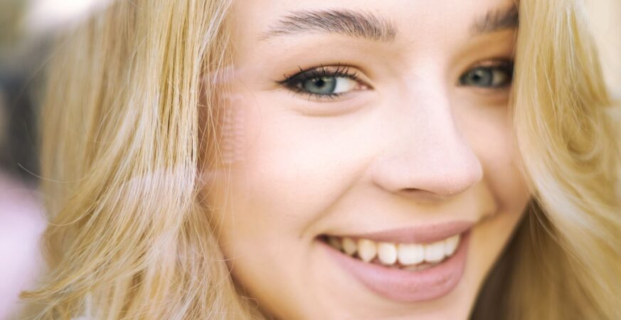 Un sourire naturel — photographie d’illustration.