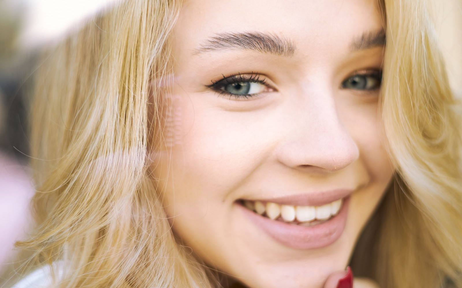 Un sourire naturel — photographie d’illustration.