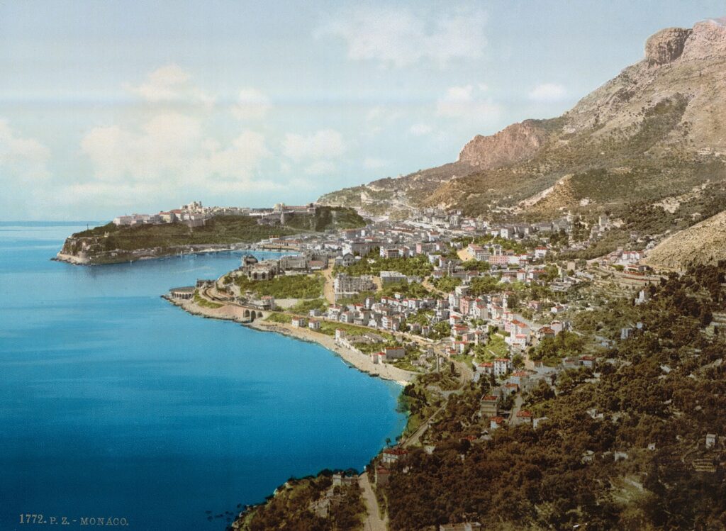 Vue historique colorisée de Monaco et de son littoral vers 1900
