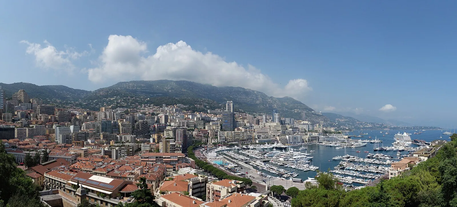 Vue panoramique d’archives du port Hercule et des yachts à Monaco, juillet 2019