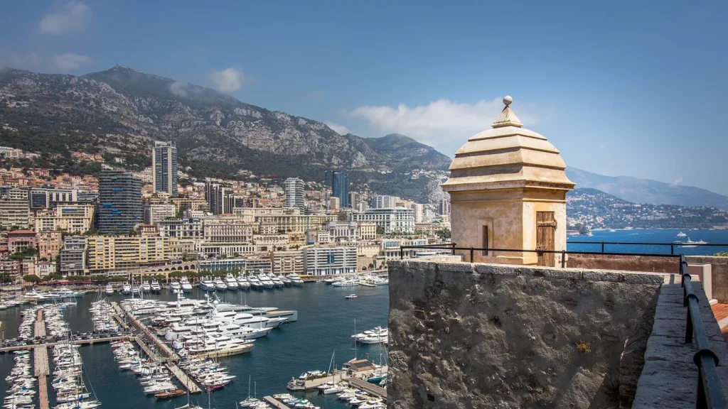 Le port Hercule vu depuis la rue des Remparts à Monaco, juillet 2017