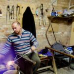 Quand l’artisan souffle dans le feu : comment le verre de Murano est devenu la mémoire d’une île