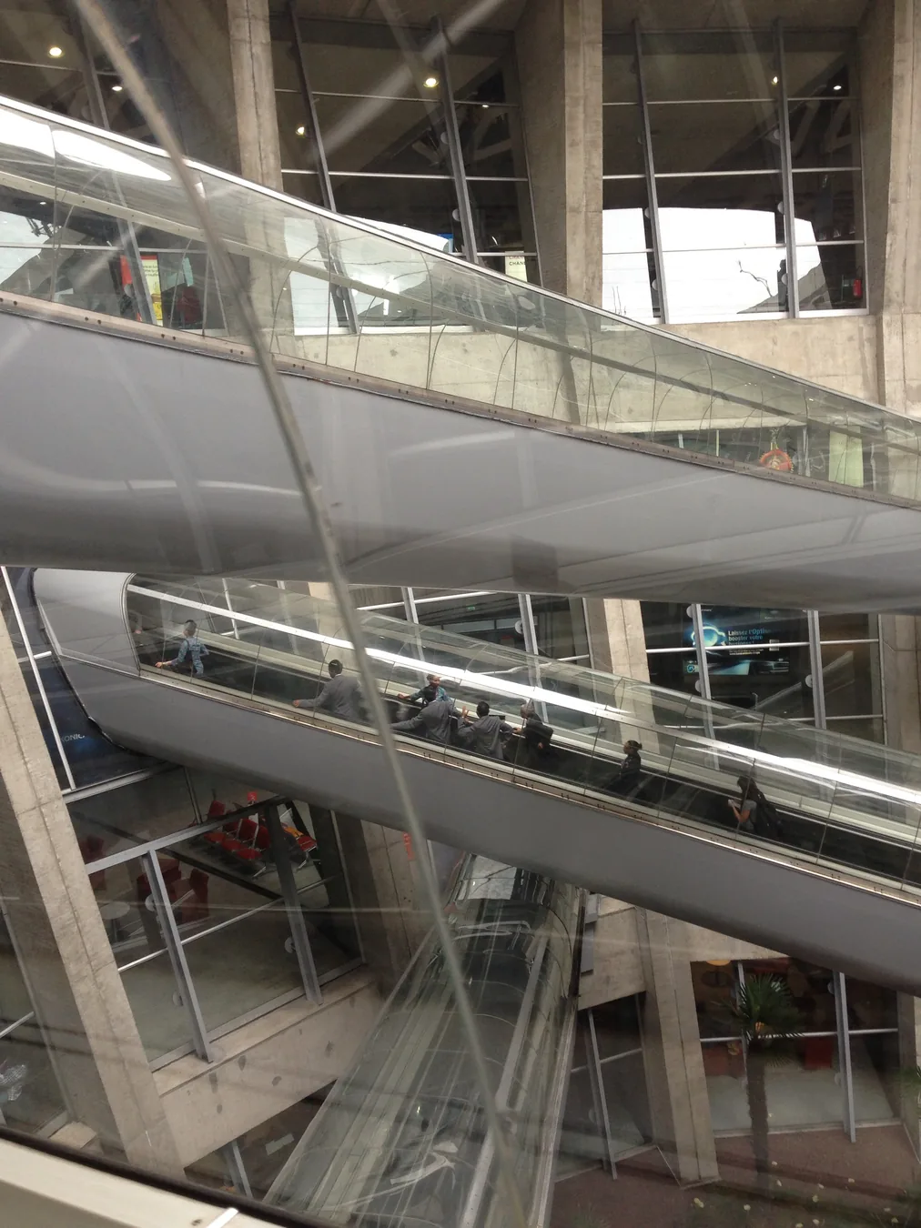 Inside view — Paris CDG Terminal 1 Guide: Airlines, Services, Access and Its Reinvention