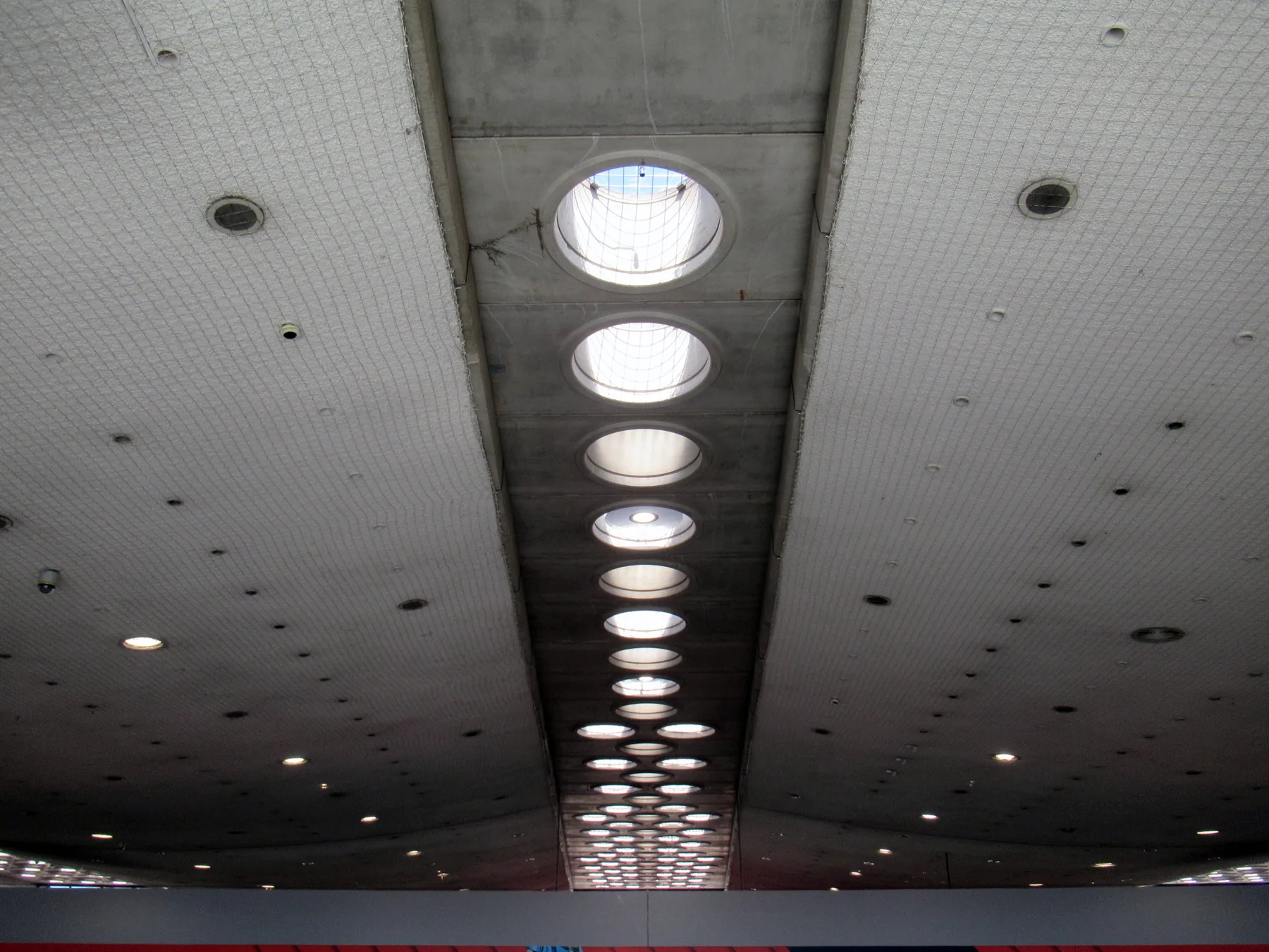 Inside view — Paris CDG Terminal 2B Guide: Airlines, Services, Renovation and 2027 Name