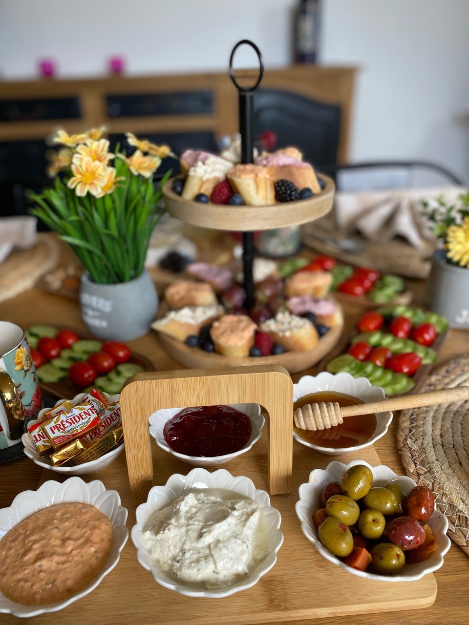 Honey, jam, bread and dishes in a close-up from the visit’s table photographs.