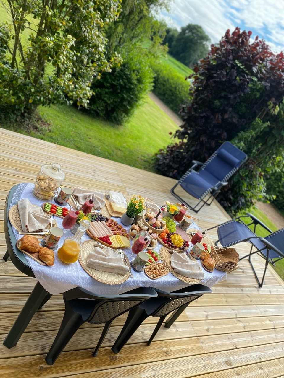A terrace table opening onto the garden: time for food and a pause during the visit.