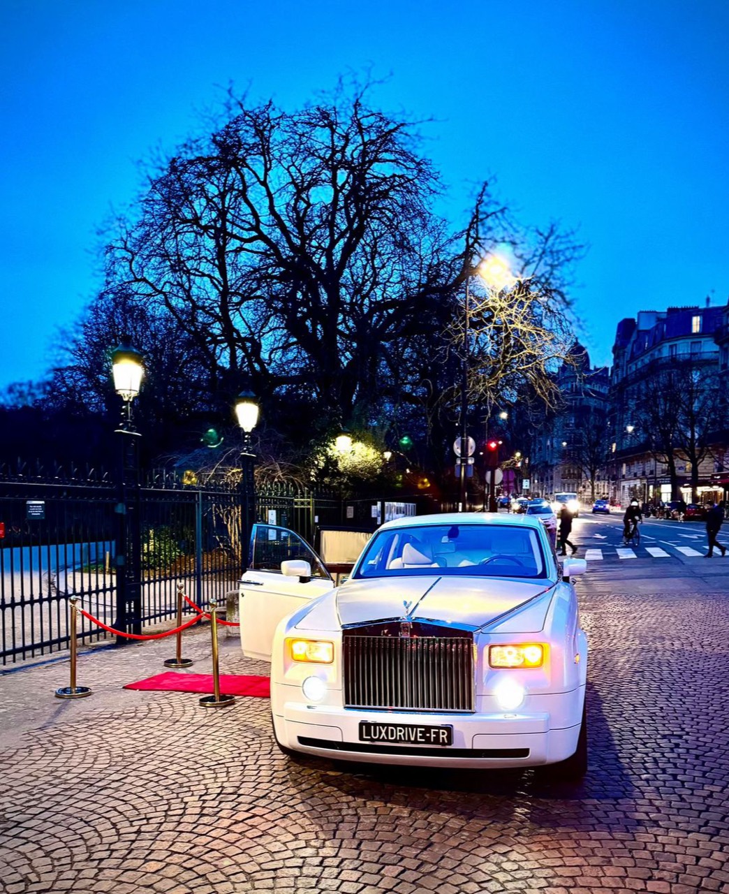 Rolls-Royce blanche à Paris de nuit