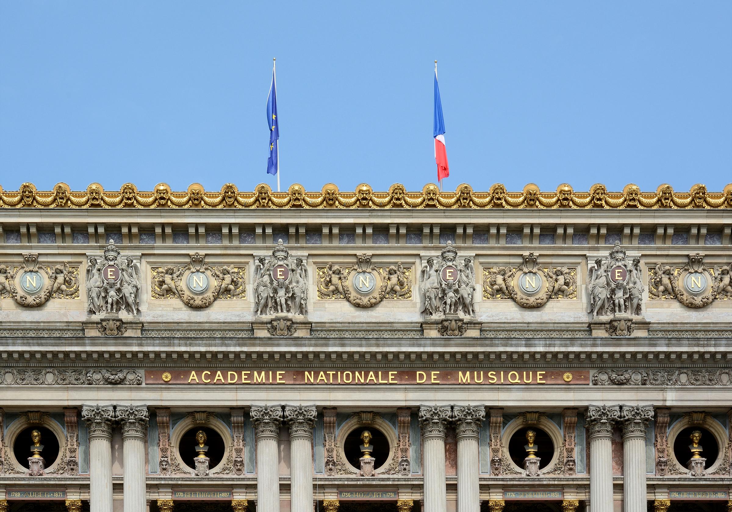 Détail architectural de la sculpture en pierre et des ornements dorés de la façade du Palais Garnier