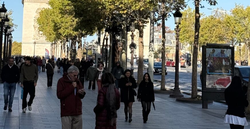 Visiteurs et piétons sur les Champs-Élysées dimanche matin 18 octobre 2026