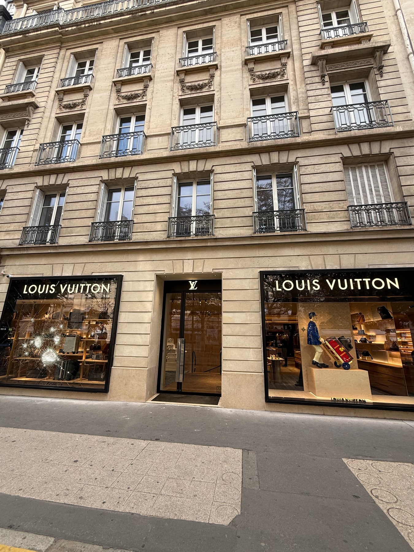 Une vitrine Louis Vuitton endommagée à Paris le matin du 18 octobre 2026