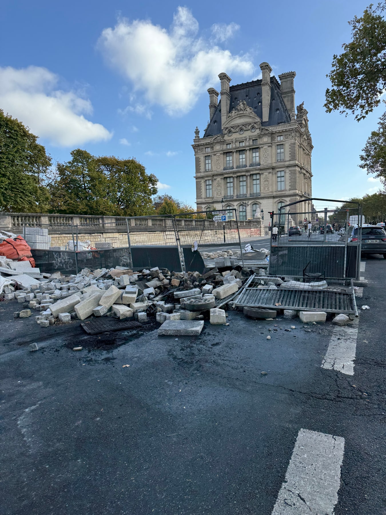 Pavés descellés et barrières endommagées près du Louvre à Paris le 18 octobre 2026