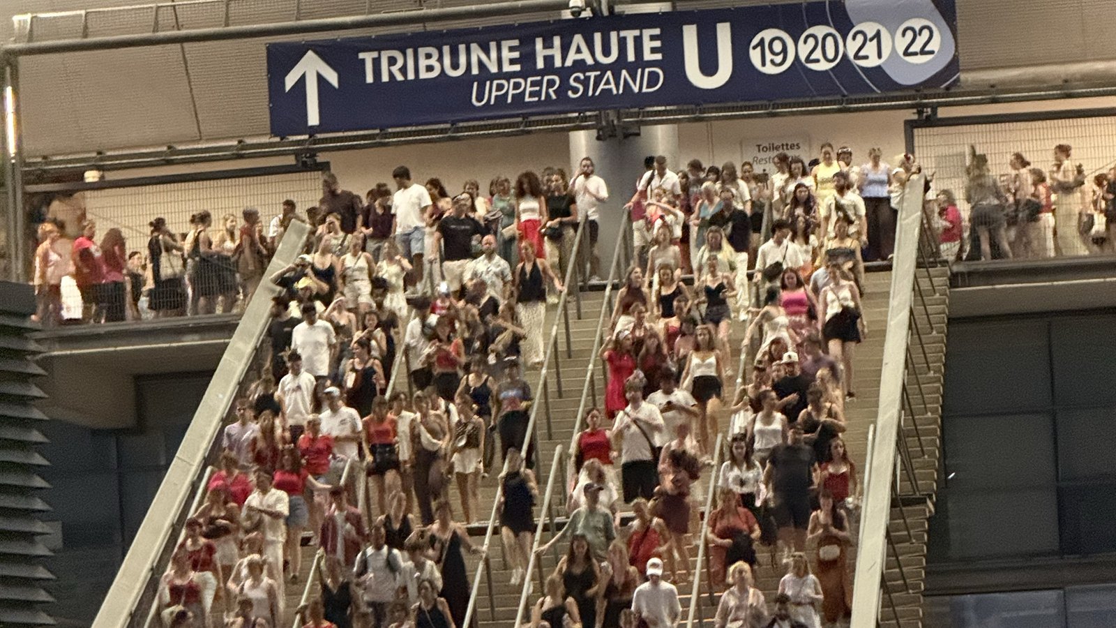 Stade de France concert crowd / Public d’un concert / جمهور حفل في ستاد دو فرانس