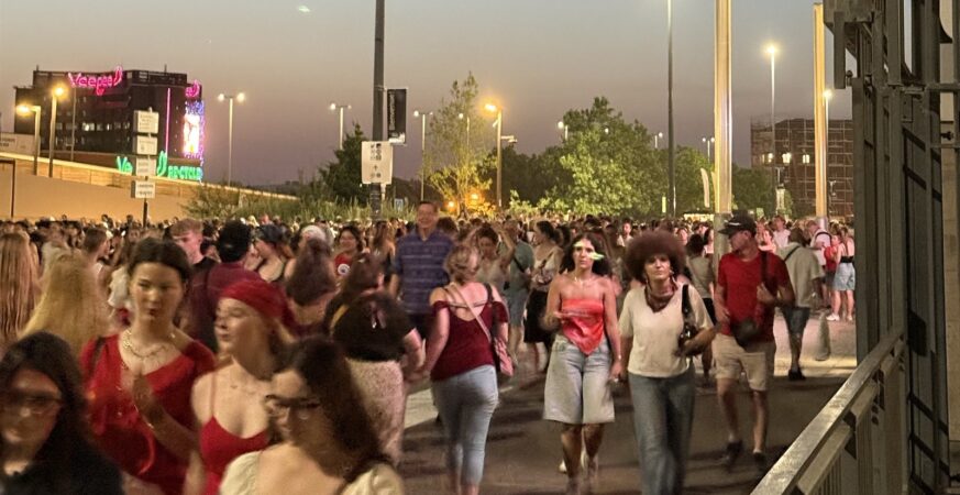 Paris event crowd at night / Sortie d’événement à Paris / خروج جمهور فعالية في باريس