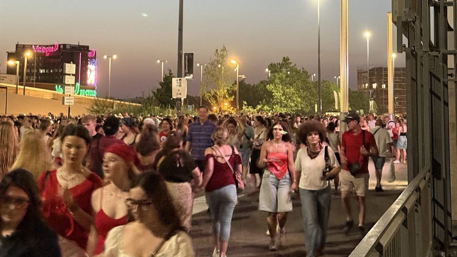 Paris event crowd at night / Sortie d’événement à Paris / خروج جمهور فعالية في باريس