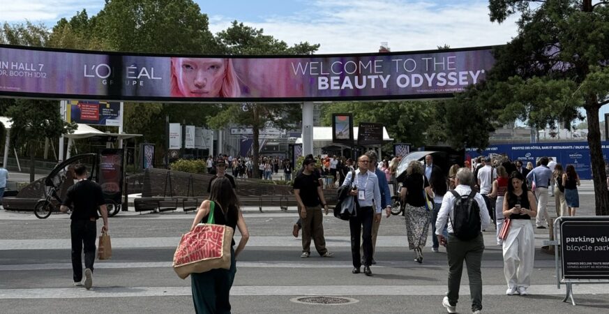 Paris event arrivals / Arrivées à un événement parisien / وصول زوار فعالية في باريس
