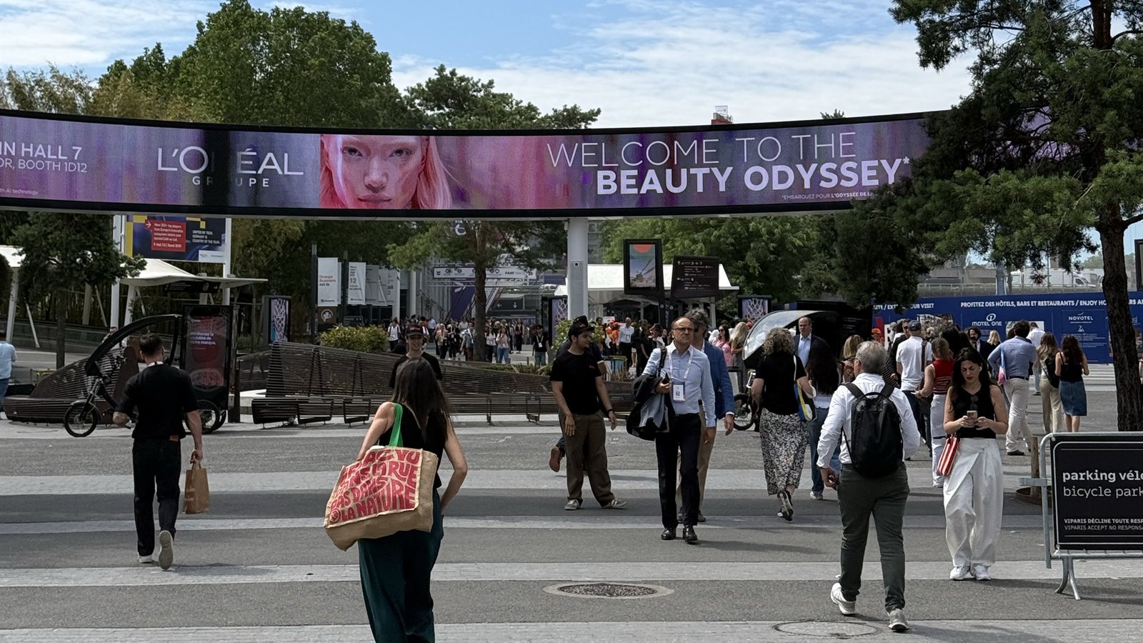 Paris event arrivals / Arrivées à un événement parisien / وصول زوار فعالية في باريس