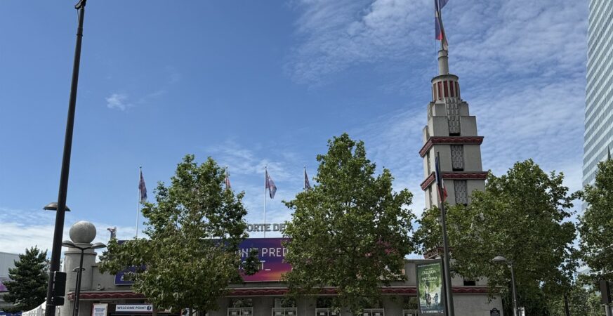 Paris event venue entrance / Entrée d’un événement à Paris / مدخل فعالية في باريس