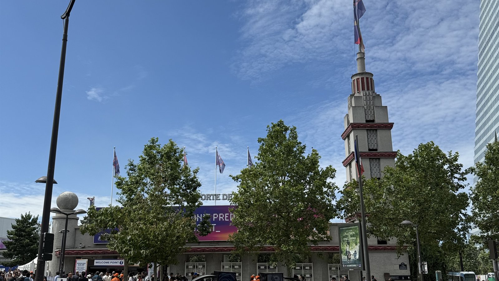 Paris event venue entrance / Entrée d’un événement à Paris / مدخل فعالية في باريس