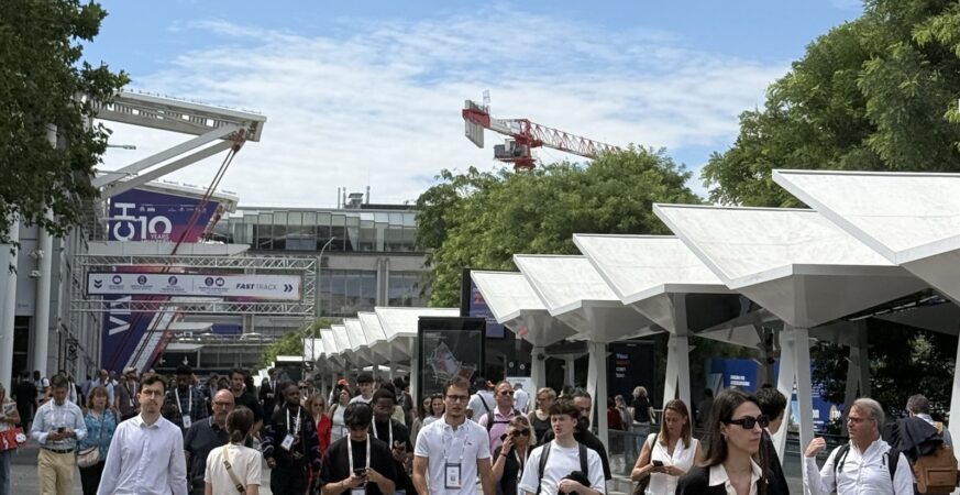 Paris exhibition visitors / Visiteurs d’un salon à Paris / زوار معرض في باريس