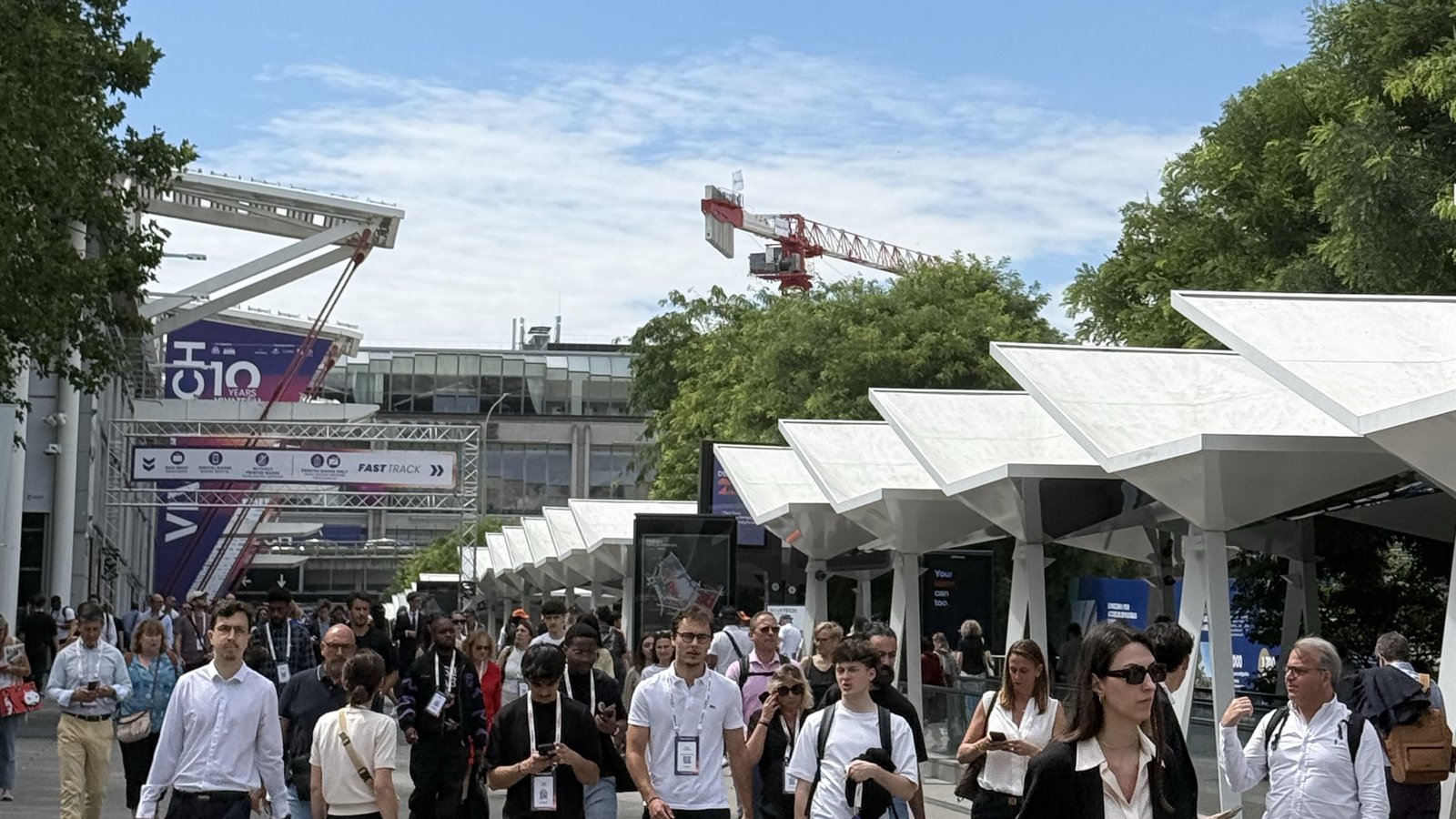 Paris exhibition visitors / Visiteurs d’un salon à Paris / زوار معرض في باريس