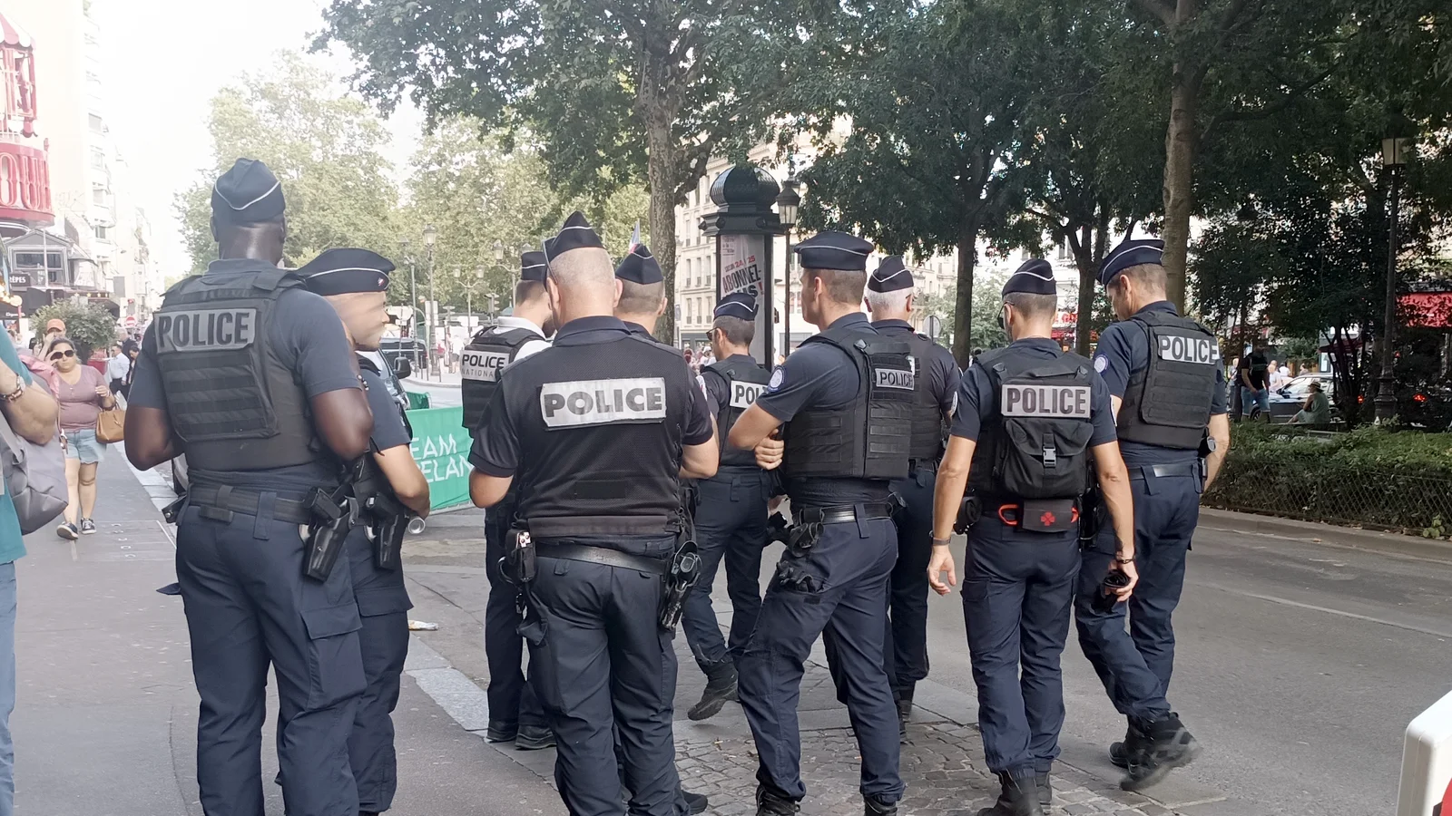 Des policiers nationaux patrouillent dans une rue de Paris sur une image d’archive illustrative