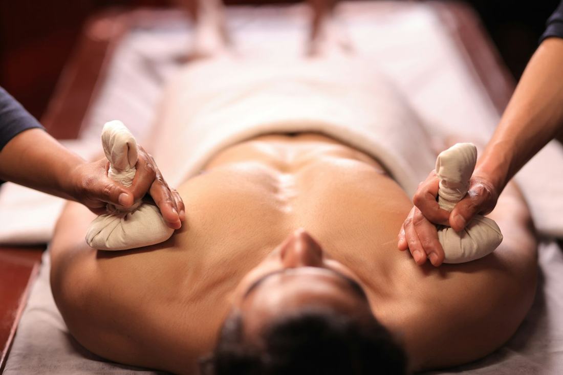 Massage aux pochons d’herbes ; photographie illustrative, 2026. Charanjeet Dhiman.
