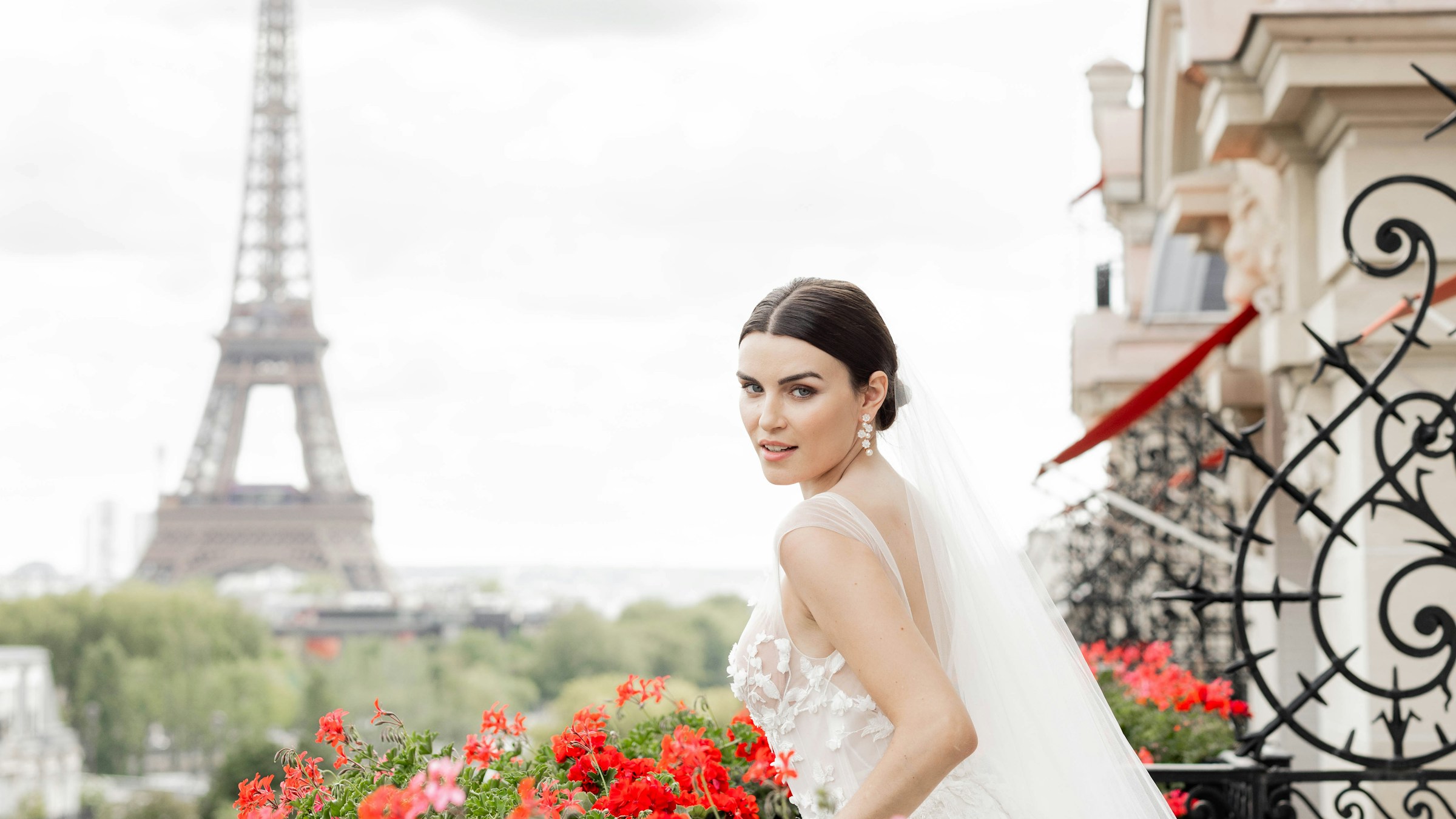 Bride in Paris with the Eiffel Tower, guide to wedding venues