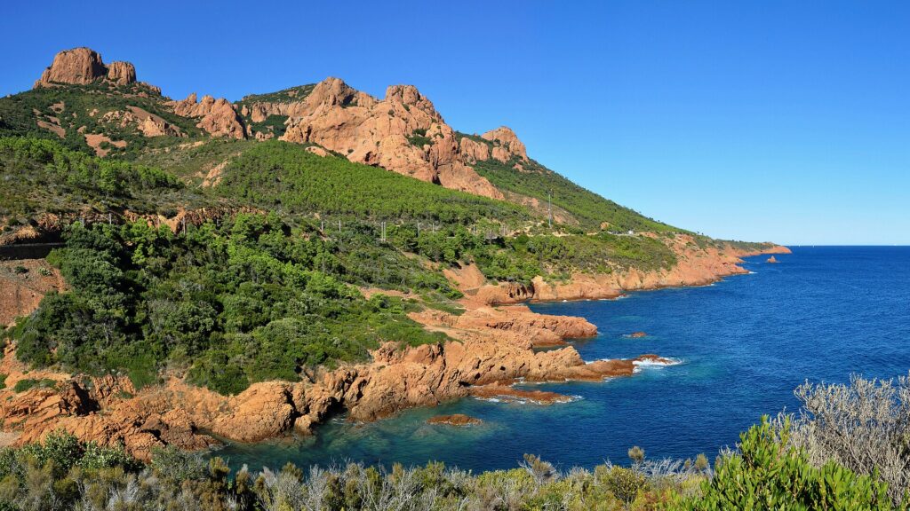Roches rouges et eau bleue à la calanque du Petit Caneiret dans le massif de l’Estérel