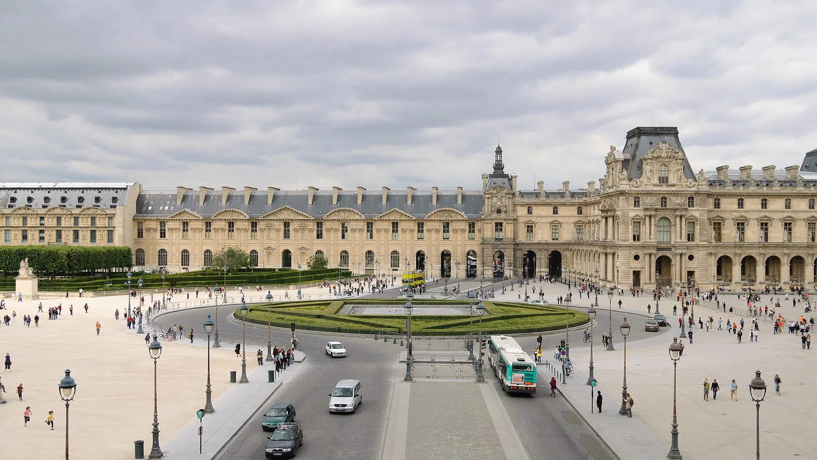 La place du Carrousel et le Louvre au centre de Paris