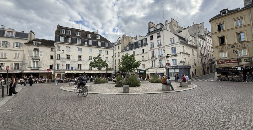 Place de la Contrescarpe et entrée de la rue Mouffetard à Paris en 2026