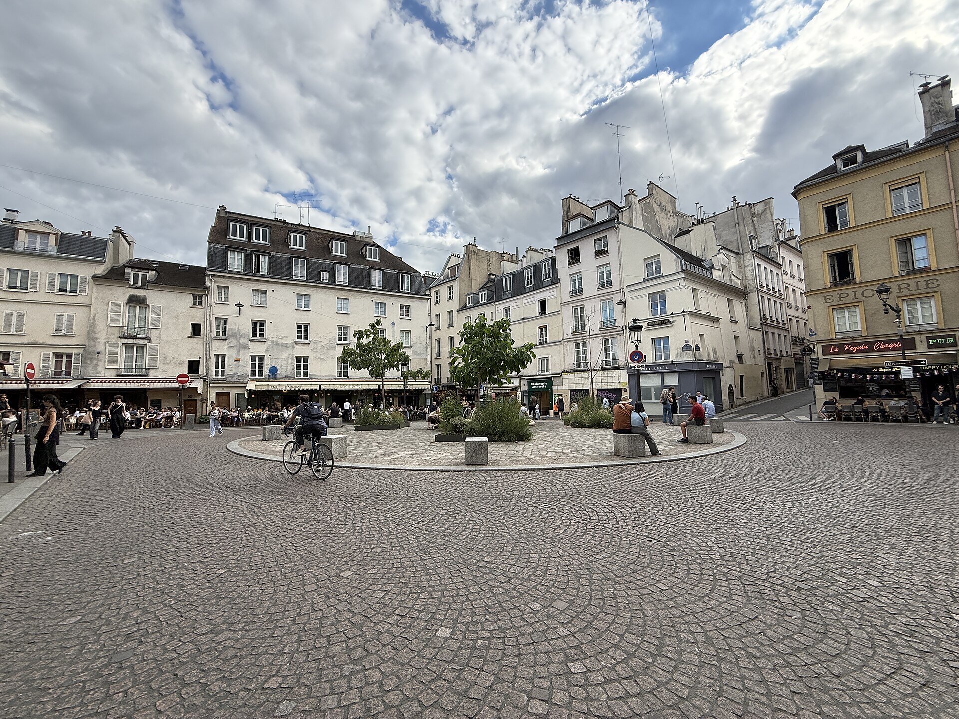Place de la Contrescarpe et entrée de la rue Mouffetard à Paris en 2026