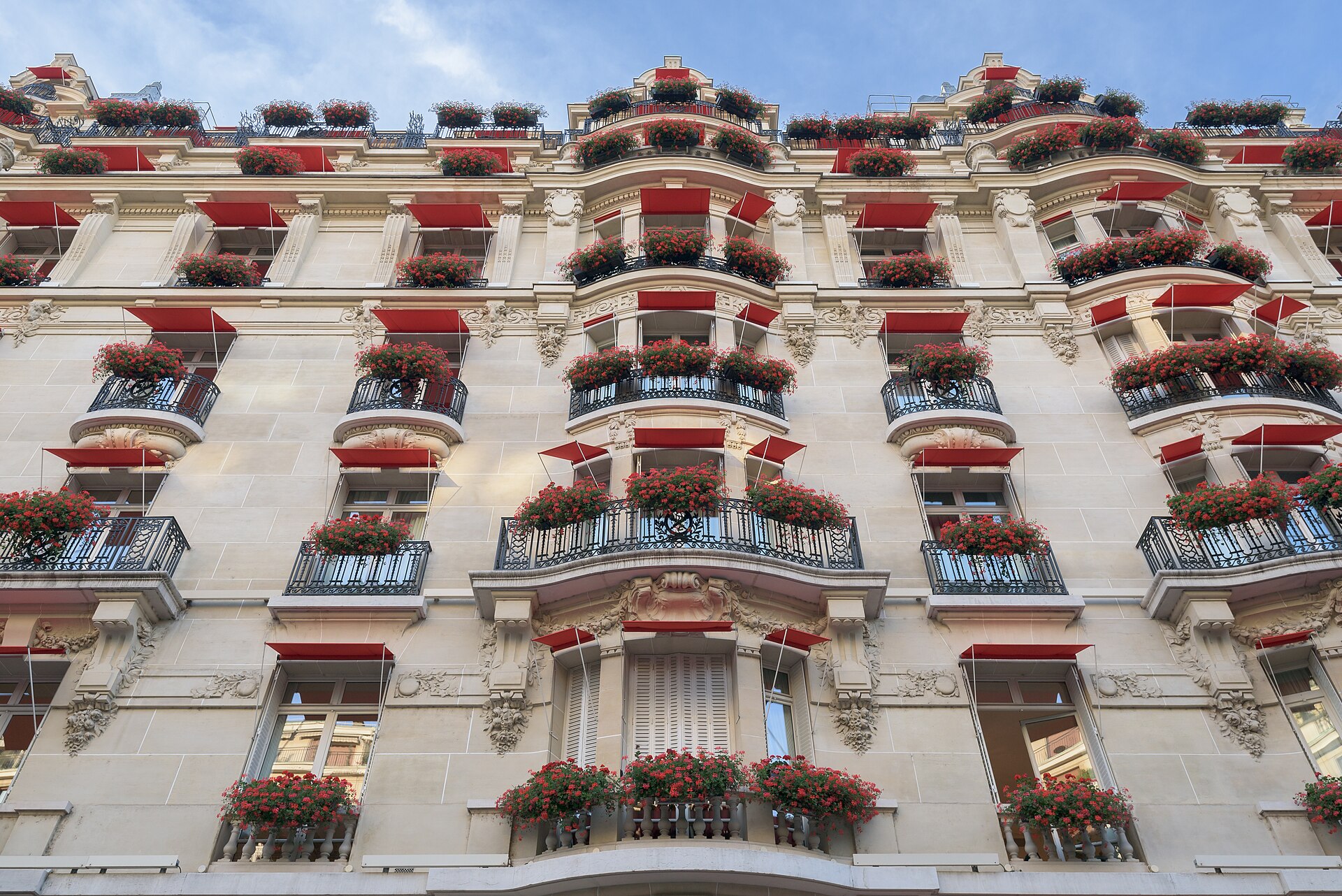 Hôtel Plaza Athénée exterior — on avenue Montaigne