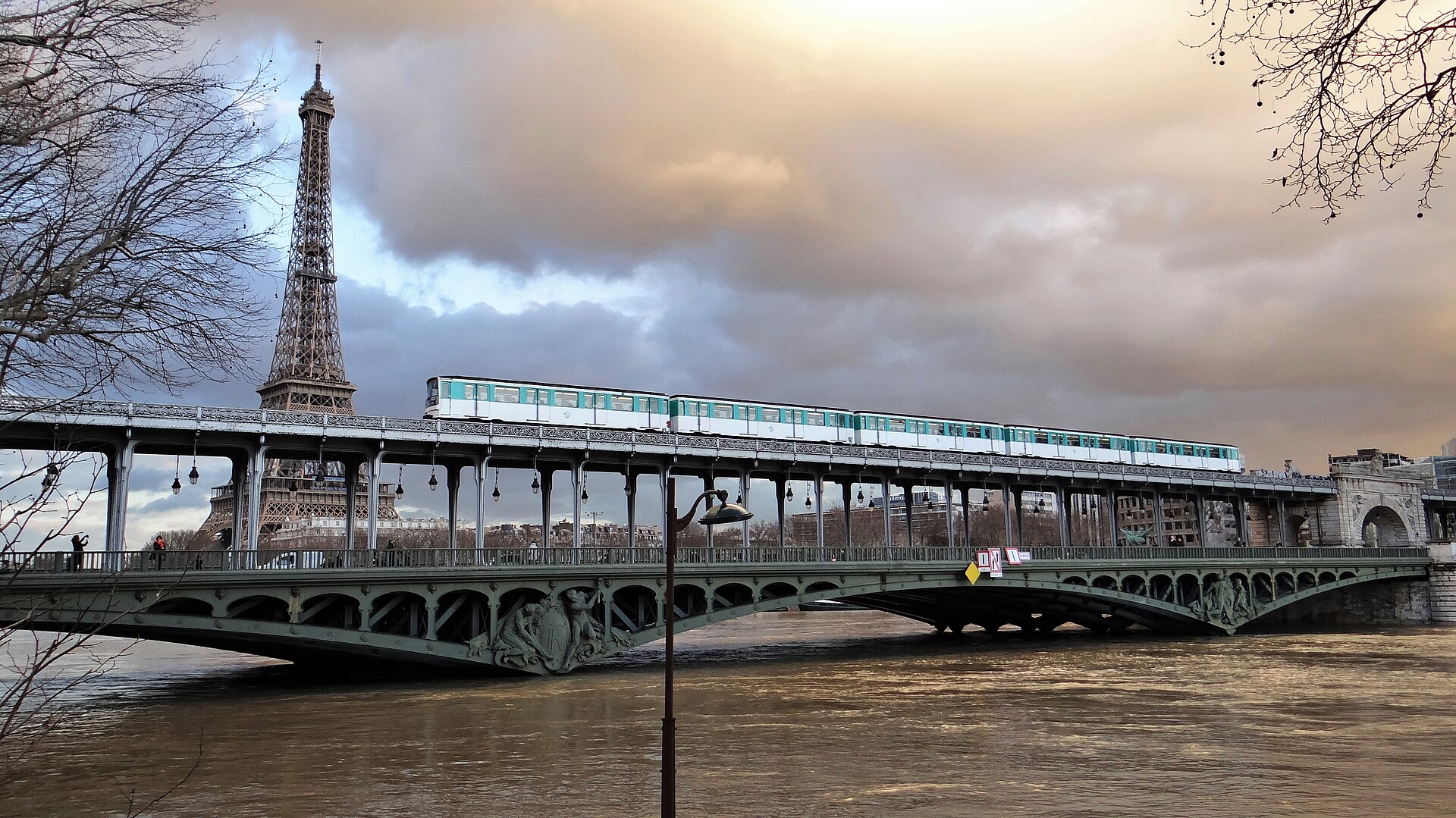 Pont de Bir-Hakeim et tour Eiffel