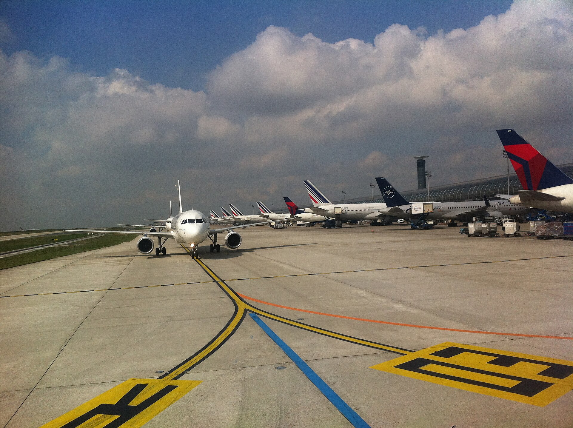 Charles-de-Gaulle Airport airliners
