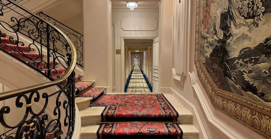 Grand escalier et couloir intérieur du Ritz Paris