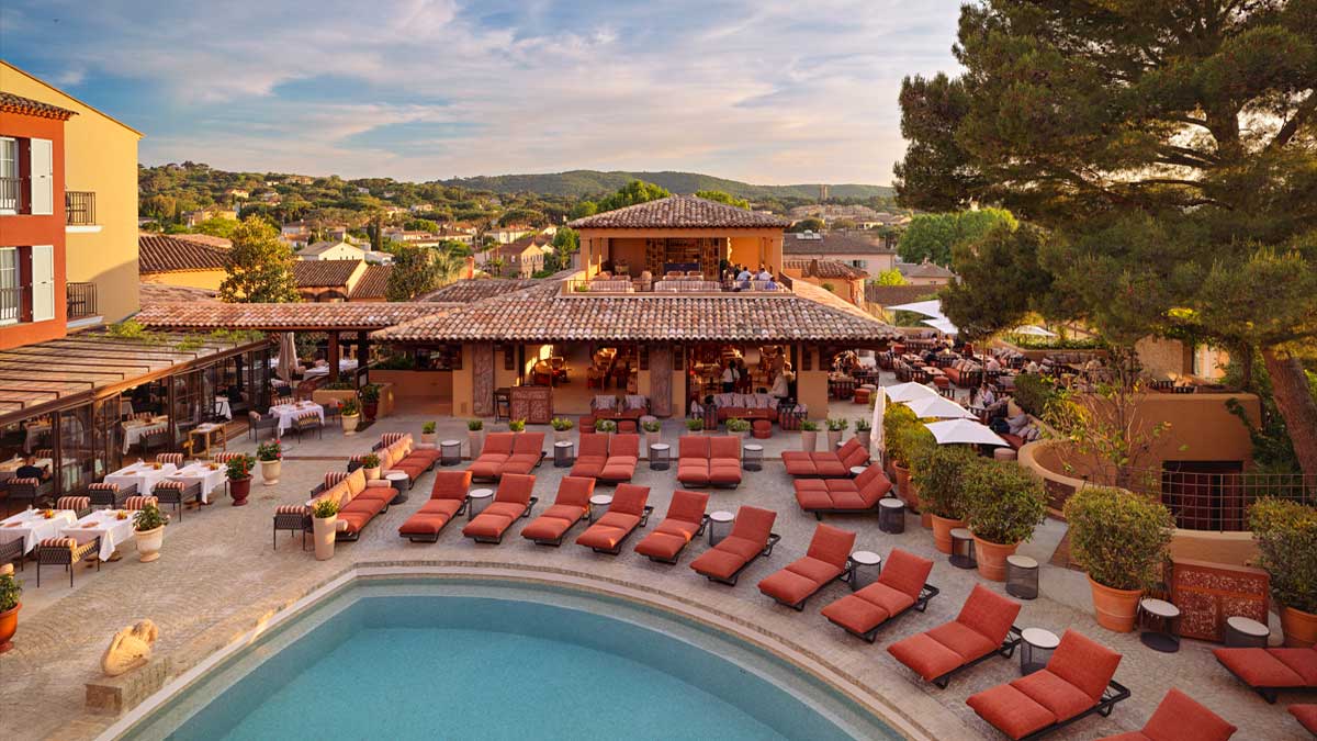 لقطة خارجية واسعة وواضحة ومضيئة لفندق Hôtel Byblos Saint-Tropez في Saint-Tropez