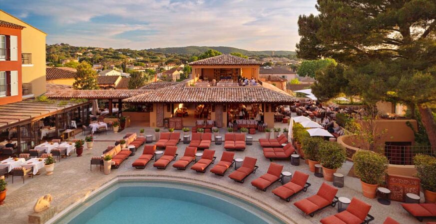 Clear wide exterior view of Hôtel Byblos Saint-Tropez in Saint-Tropez