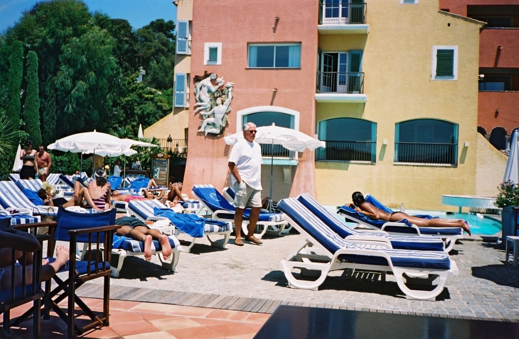 Hôtel Byblos Saint-Tropez et son environnement sur la Riviera — vue 1