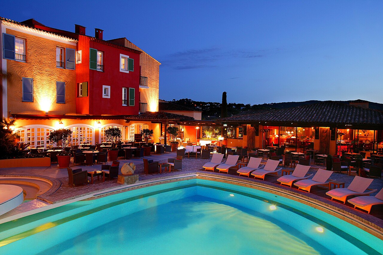 Hôtel Byblos Saint-Tropez et son environnement sur la Riviera — vue 3