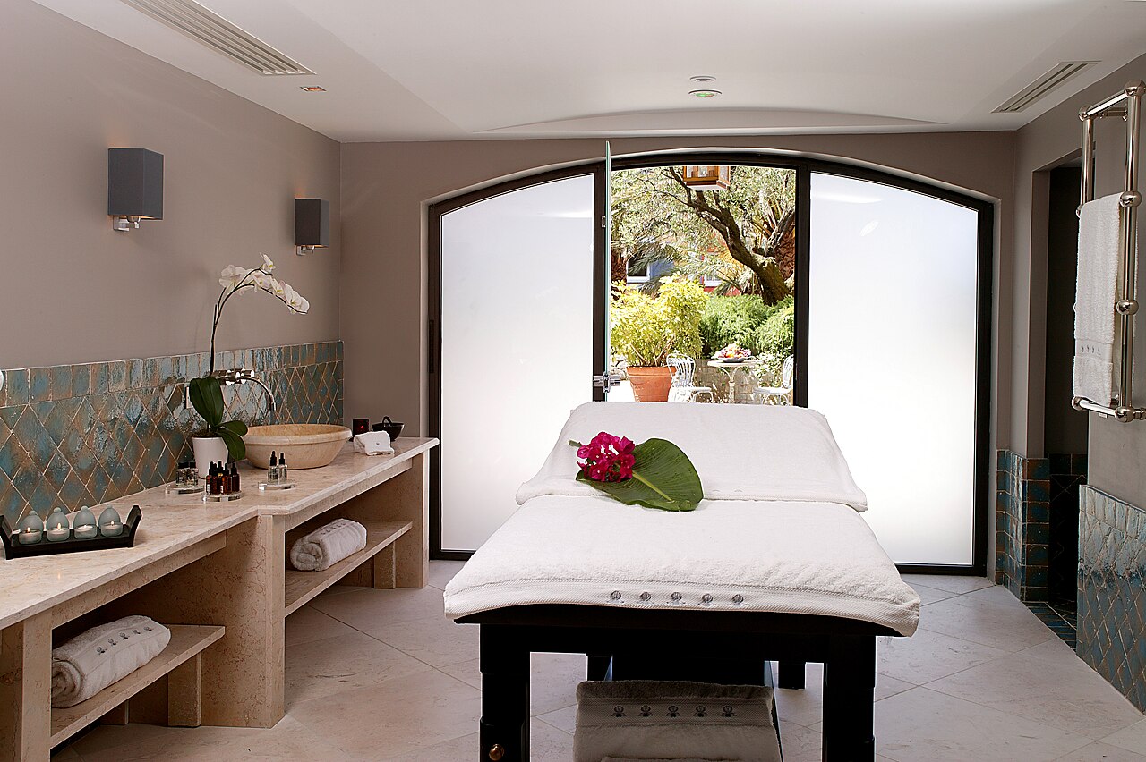 Hôtel Byblos Saint-Tropez et son environnement sur la Riviera — vue 4