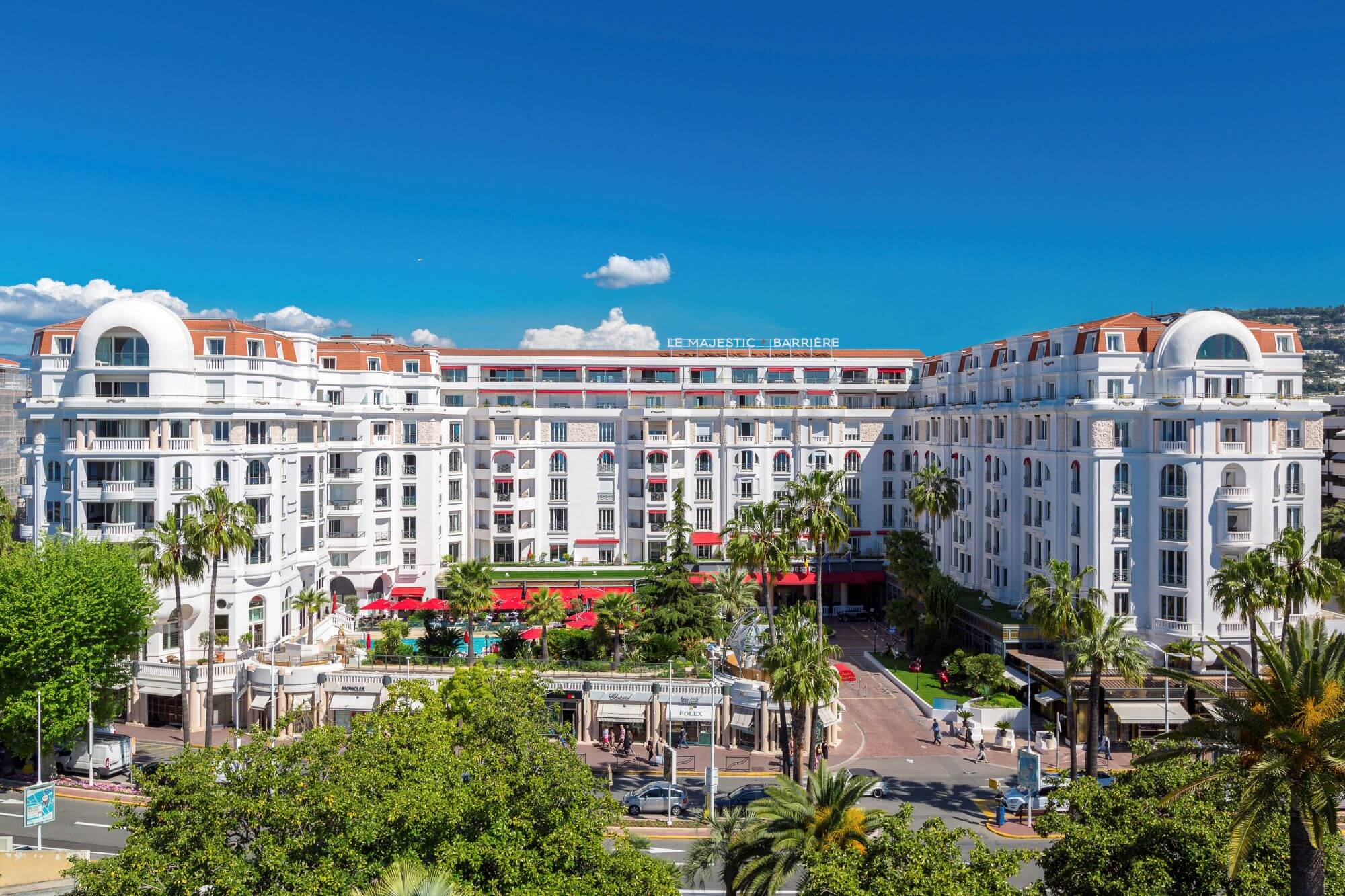 Vue extérieure large, claire et lumineuse de Hôtel Barrière Le Majestic Cannes à Cannes