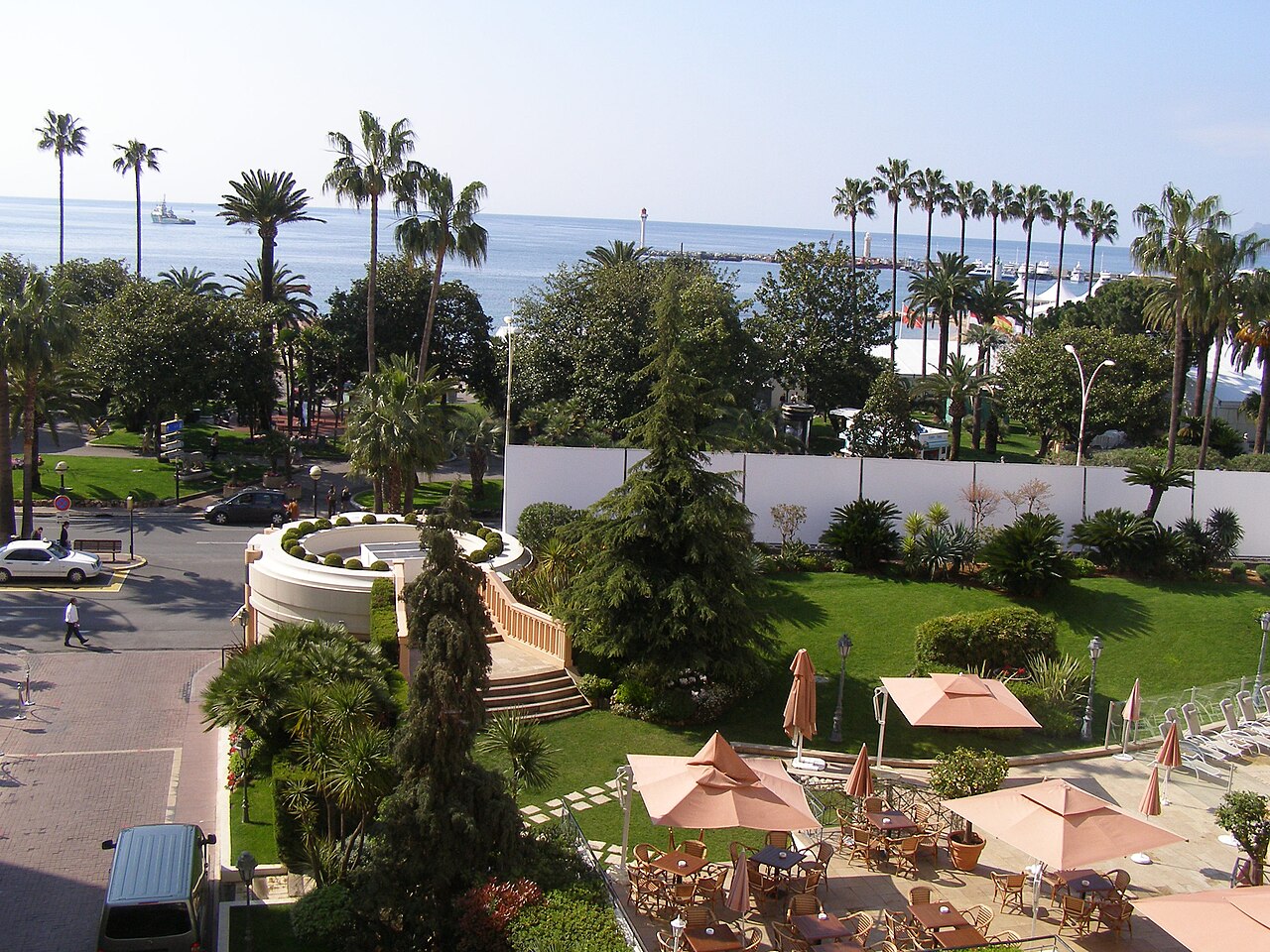 Hôtel Barrière Le Majestic Cannes and its French Riviera setting — view 2