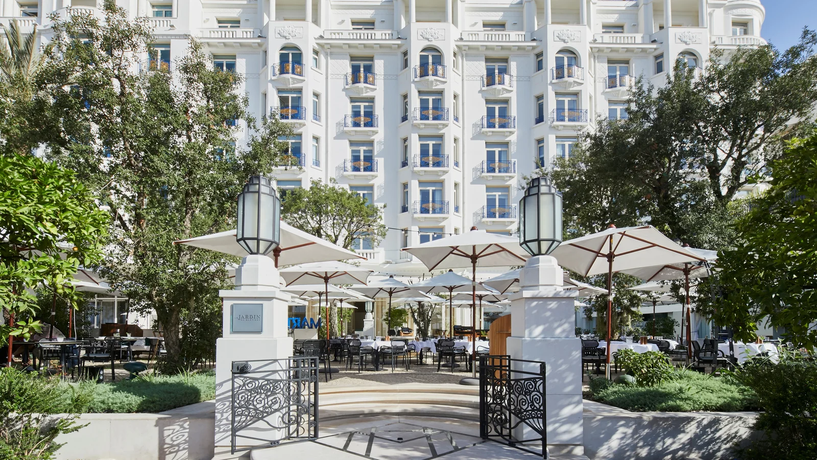 لقطة خارجية واسعة وواضحة ومضيئة لفندق Hôtel Martinez في Cannes