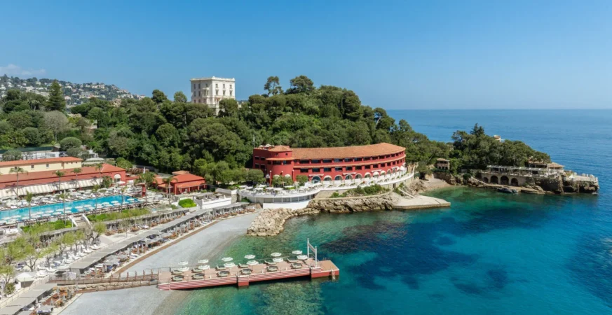 Vue extérieure large, claire et lumineuse de Monte-Carlo Beach à Roquebrune-Cap-Martin