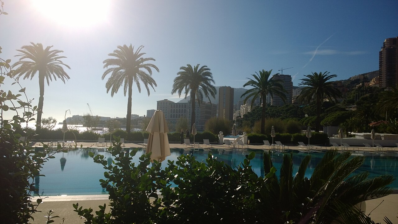 Piscine du Monte-Carlo Beach face aux immeubles de Monaco