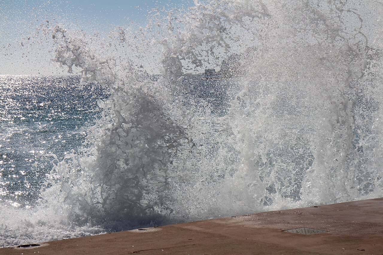 Vague de Méditerranée au bord du Monte-Carlo Beach
