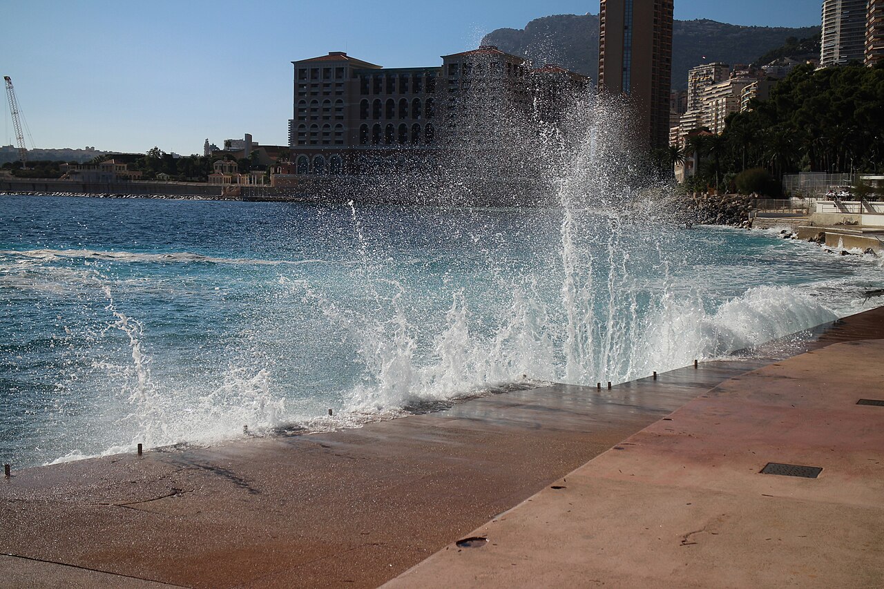 Monte-Carlo Beach aperçu derrière les vagues du littoral méditerranéen