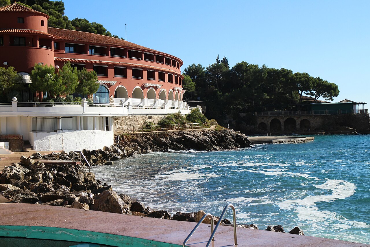 Bâtiment Art déco du Monte-Carlo Beach suivant la côte rocheuse